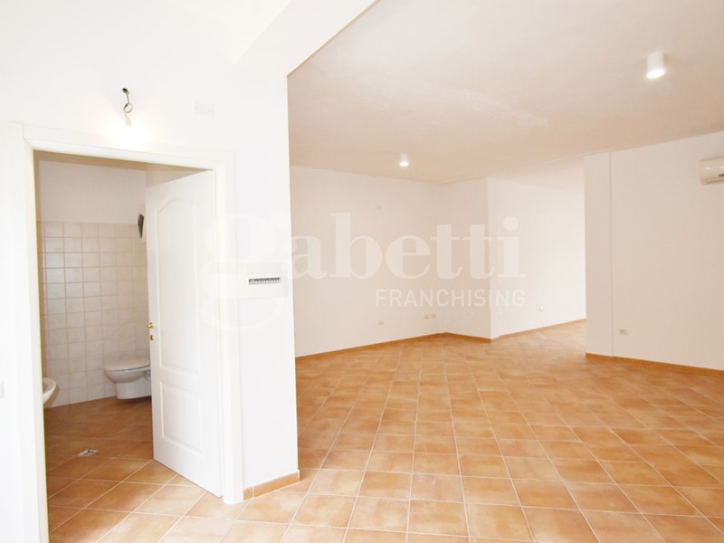 Negozio in Vendita a Arzachena, 129'000€, 92 m²