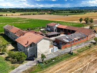 Casale in Vendita a Torrazza Piemonte, 295'000€, 300 m², arredato