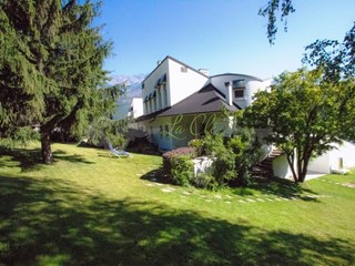 Attività commerciale in Vendita a Brissogne, 3'160'000&euro;, 2752 m², con Box