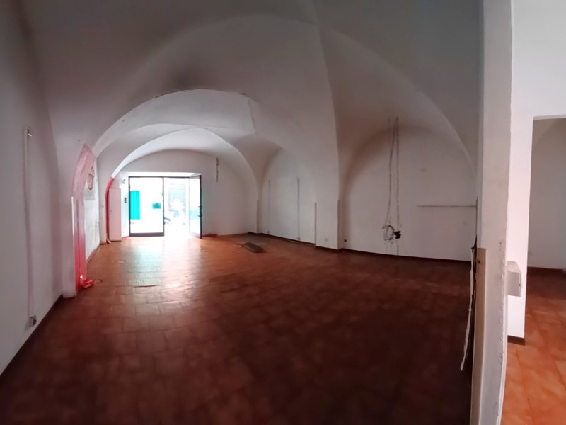 Attività commerciale in Affitto a Imperia, zona Porto Maurizio, 1'000€, 70 m²
