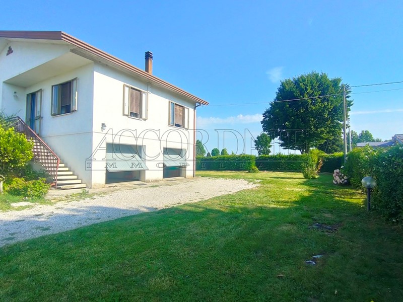 Casa Indipendente in Vendita a Rubano, zona Villaguattera, 450'000€, 337 m², con Box