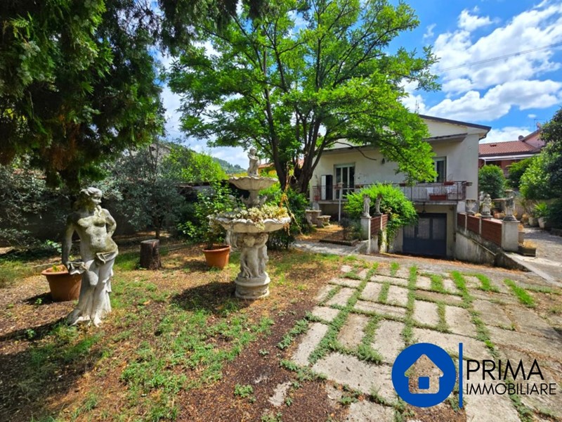 Villa in Vendita a Terni, 220'000€, 164 m²