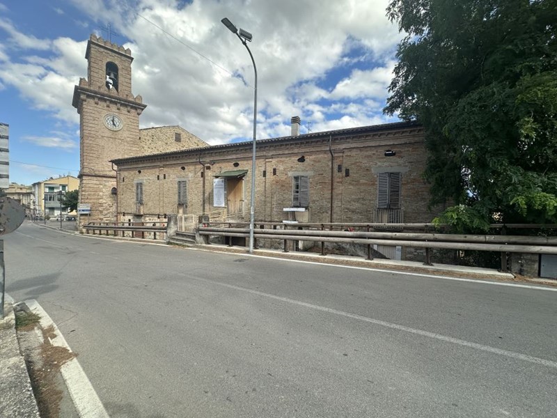 Villa in Vendita a Torricella Sicura, 220'000€, 472 m²