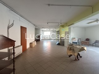 Immobile commerciale in Affitto a Altopascio, zona Marginone, 1'300€, 130 m²