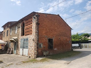 Casa di corte in Vendita a Capannori, zona Segromigno In Monte, 160'000€, 121 m², con Box