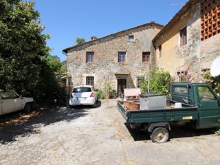 Casa di corte in Vendita a Capannori, zona Marlia, 350'000€, 350 m²