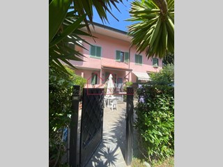 Villetta a schiera in Vendita a Forte dei Marmi, zona Vittoria Apuana, 740'000€, 193 m², arredato