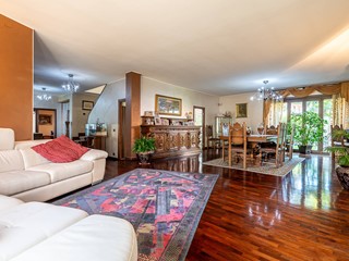 Villa in Vendita a Settimo Torinese, 650'000€, 517 m²