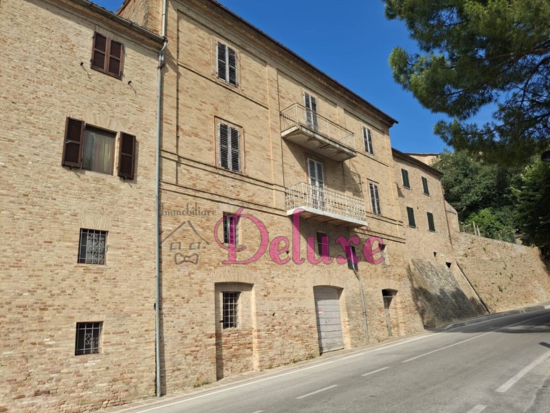 Casa Indipendente in Vendita a Treia, 85'000&euro;, 230 m²