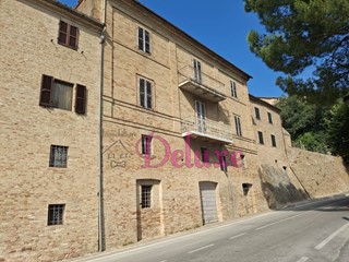 Casa Indipendente in Vendita a Treia, 85'000&euro;, 230 m²