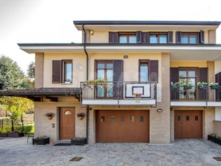 Villa in Vendita a Aicurzio, 485'000€, 287 m²