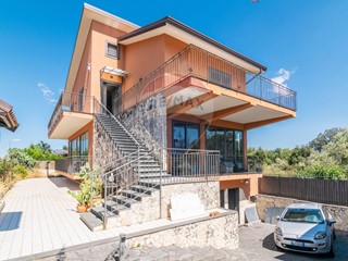 Villa in Vendita a Pedara, 299'000€, 250 m²