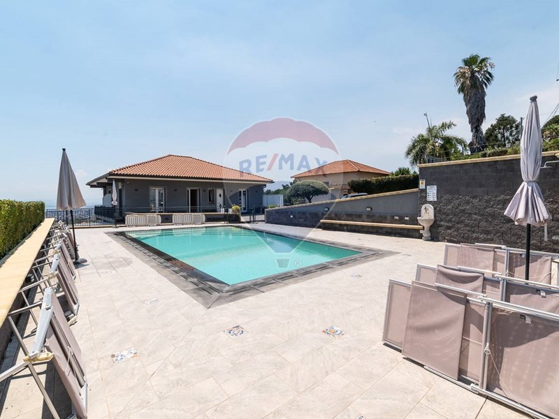 Villa in Vendita a Aci Castello, 680'000€, 300 m², con Box