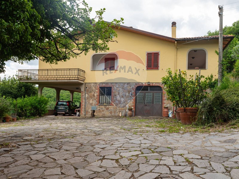 Villa in Vendita a Cavriglia, 425'000€, 261 m²