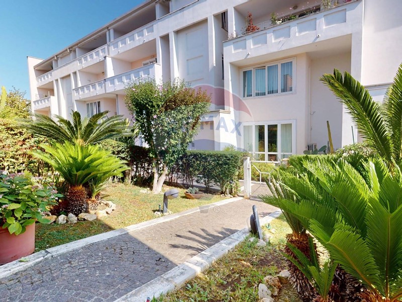 Villetta a schiera in Vendita a Caserta, 690'000€, 380 m²