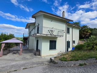 Villetta a schiera in Vendita a Montemarano, 70'000&euro;, 110 m²