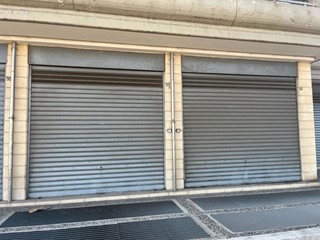 Attività commerciale in Affitto a Bari, 600€, 61 m²