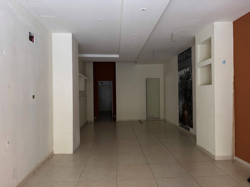 Negozio in Affitto a Bari, 900€, 60 m²