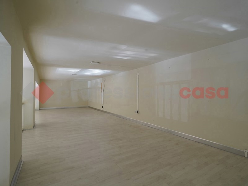 Negozio in Affitto a Cassino, 1'800€, 130 m²