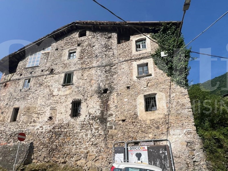 Casale in Vendita a Pasturo, 50'000€, 300 m²