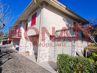 Casa Indipendente in Vendita a Santo Stefano di Magra, zona Ponzano Superiore, 420'000€, 220 m², arredato, con Box