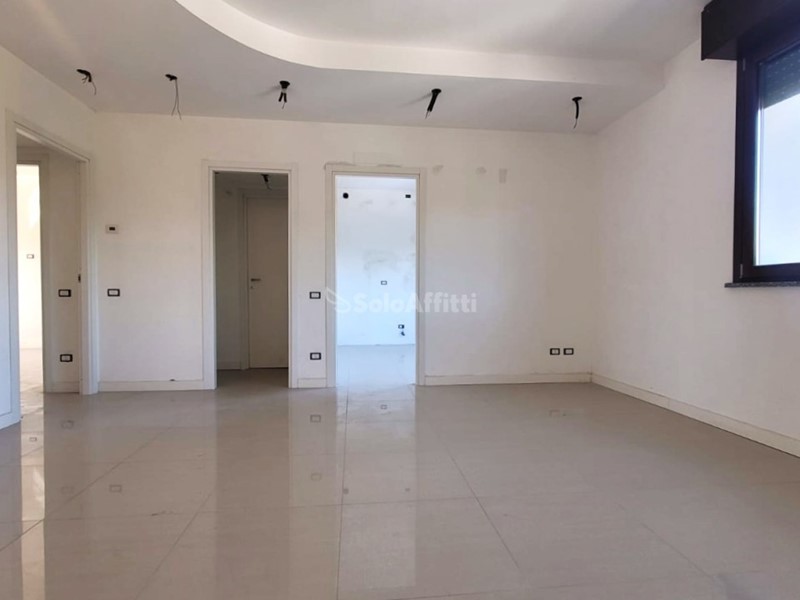 Bilocale in Affitto a Legnano, 850€, 72 m², con Box
