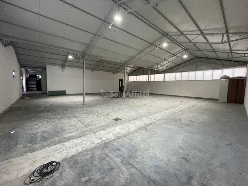 Magazzino in Affitto a Maddaloni, zona Messercola, 1'000€, 250 m²