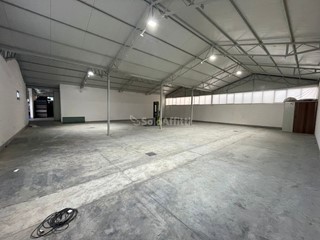 Magazzino in Affitto a Maddaloni, zona Messercola, 1'000€, 250 m²