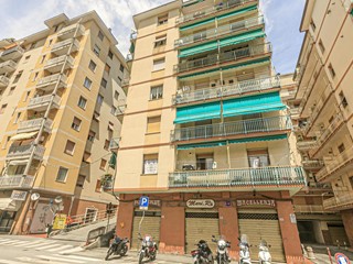 Appartamento in Vendita a Campomorone, 90'000€, 93 m², con Box