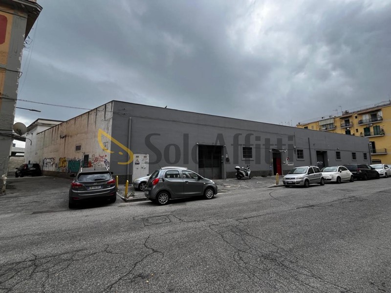 Capannone in Affitto a Napoli, zona Vicaria, 4'500€, 980 m²
