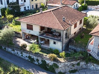 Villa in Vendita a Bagni di Lucca, 295'000&euro;, 254 m²