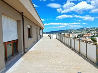 Attico in Vendita a Montorio al Vomano, 190'000€, 235 m²