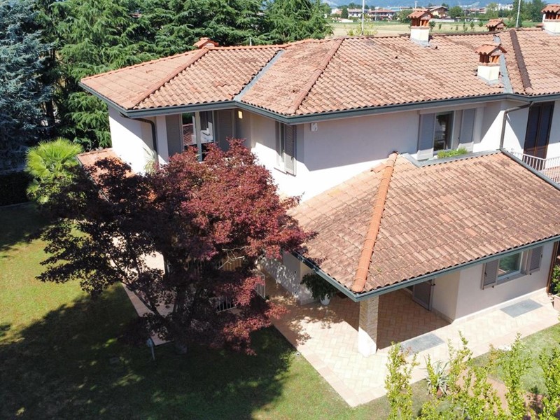 Villa in Vendita a Palazzolo sull'Oglio, 590'000€, 340 m²