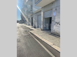 Negozio in Affitto a Barletta, 750€, 150 m²