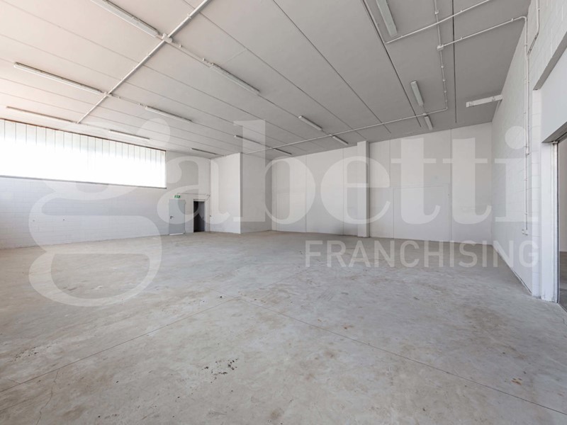 Capannone in Vendita a Carugate, 750'000€, 1440 m²