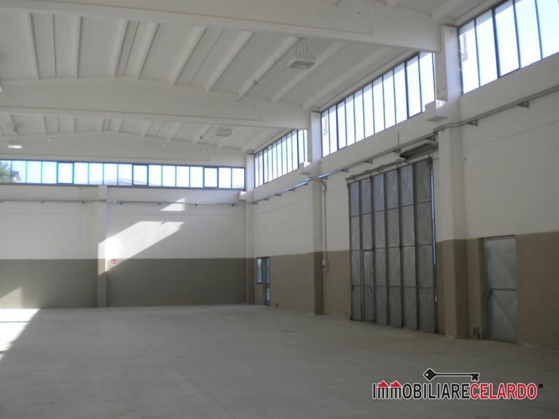 Capannone in Vendita a Colle di Val D'Elsa, 500'000&euro;, 900 m²