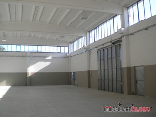 Capannone in Vendita a Colle di Val D'Elsa, 500'000€, 900 m²