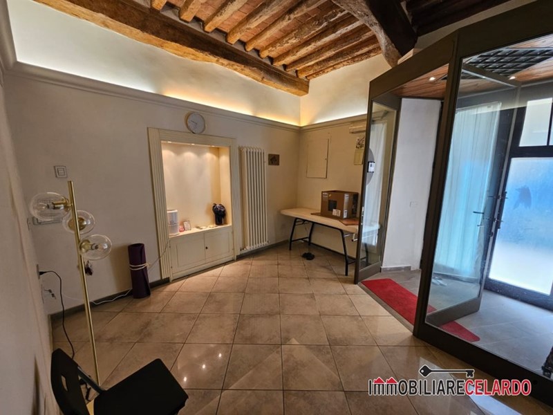 Negozio in Vendita a Poggibonsi, 58'000€, 126 m²