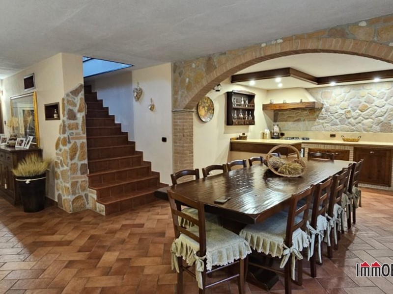 Trilocale in Vendita a Colle di Val D'Elsa, 300'000€, 185 m²