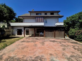 Villa in Vendita a Pietranico, 235'000€, 480 m²