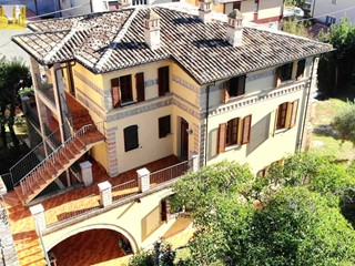 Villa in Vendita a Teramo, 890'000€, 450 m²