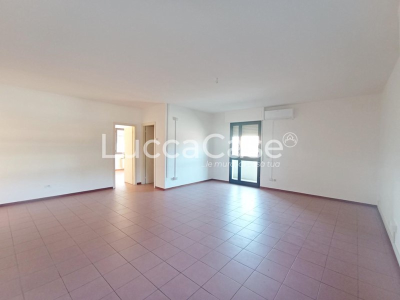 Ufficio in Affitto a Lucca, zona San Concordio Contrada, 750€, 75 m²