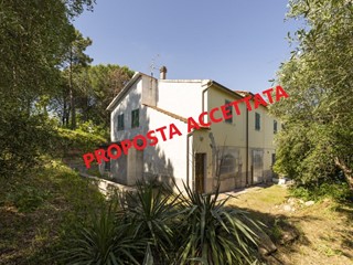 Casa Semi Indipendente in Vendita a Casciana Terme Lari, zona Boschi di Lari, 175'000€, 236 m², con Box