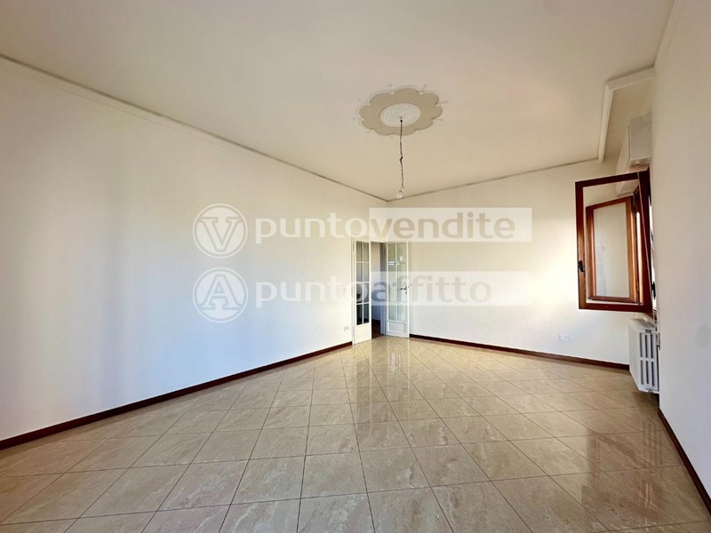 Villa bifamiliare in Affitto a Lucca, 1'800€, 180 m²