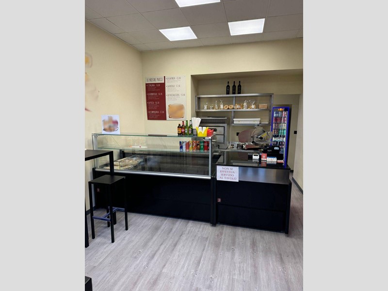 Attività commerciale in Vendita a Torino, 30'000€, 65 m²