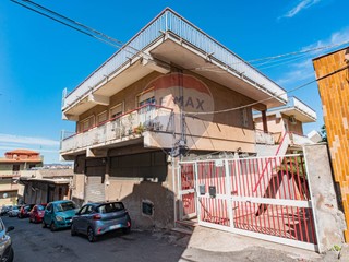 Casa Indipendente in Vendita a Catania, 215'000&euro;, 527 m², con Box