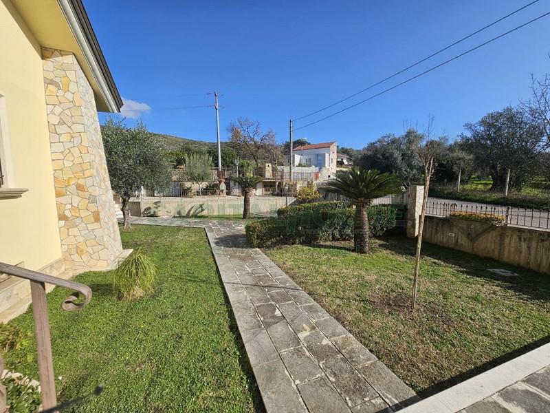 Villa in Vendita a Pignataro Maggiore, 239'000€, 250 m², con Box