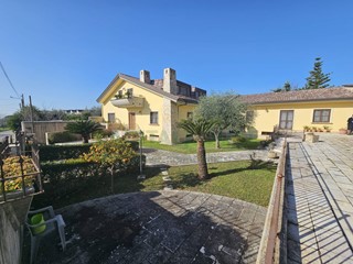 Villa in Vendita a Pignataro Maggiore, 239'000€, 250 m², con Box