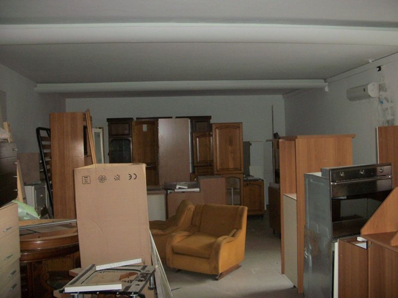 Attività commerciale in Affitto a Pisa, 1'700€, 400 m²