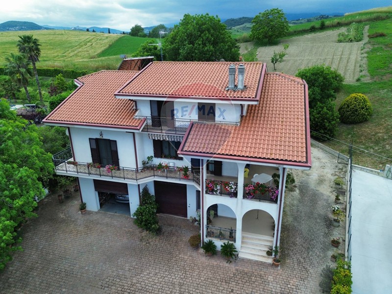 Casa Indipendente in Vendita a Sant'Eusanio del Sangro, 198'000€, 355 m²